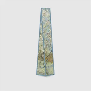 Détail d'un long foulard en satin avec motif Van Gogh Almond Blossom et bordures bleues
