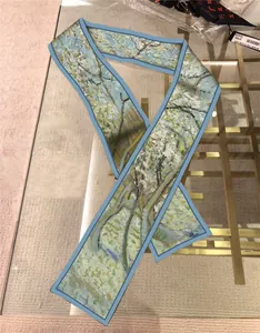 Détail d'un foulard étroit en soie avec imprimé Amandier de Van Gogh et bord bleu