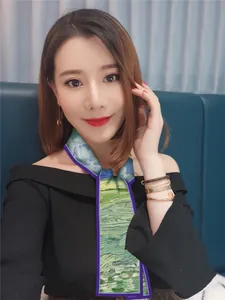 Petit foulard en soie étroit au style peinture à l'huile porté en cravate élégante