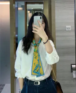Sciarpa twilly in seta stile cinese con paesaggio giallo e blu indossata da donna