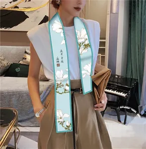 Elegante foulard di seta azzurro con stampa di magnolia e calligrafia cinese