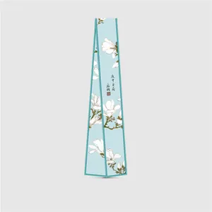 Sciarpa di seta in scatola azzurra triangolare con fiori di magnolia e calligrafia cinese