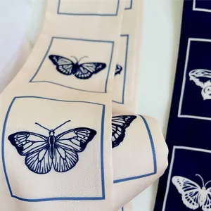 Macro-detail van beige en marineblauwe zijden linten met vlinderprints en satijnen textuur