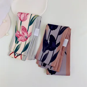 Detailweergave van zijden sjaals met tulpenpatronen en textielverzorgingslabels