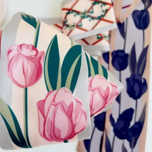 Macro-opname van een zijden sjaal met roze tulpenprint en zachte, gladde materiaalkwaliteit