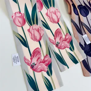 Detailopname van tulpenpatroon en strakke stiksels op gladde polyester zijden sjaal