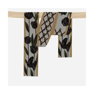 Detail van vintage zijden sjaal met tulpenpatroon gedrapeerd over een houten roede