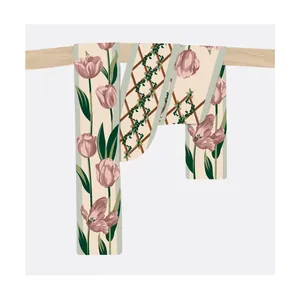Detailweergave van zijden sjaal met elegante tulpbloemenprints en houten roosterpatroon