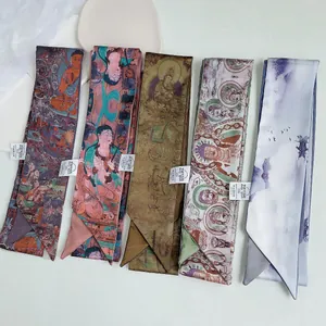 Set van vijf elegante zijden sjaals met traditionele Chinese Dunhuang-patronen