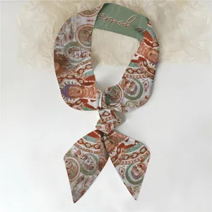 Detailweergave van de zijden sjaal met Dunhuang-muurschilderingstijl en elegante bloemmotieven
