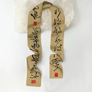 Detail van een vintage zijden sjaal in Chinese stijl met zwarte kalligrafie en rode zegels