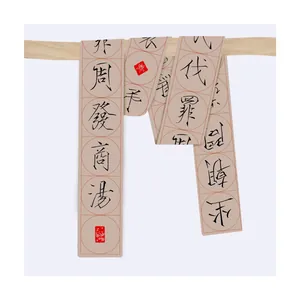 Detail van vintage Dunhuang zijden lint met kalligrafie en rode artistieke zegels