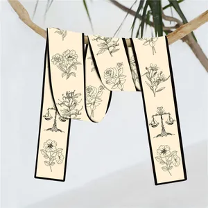 Detail van een zijden lint in Dunhuang-stijl met bloemenprint aan een takje