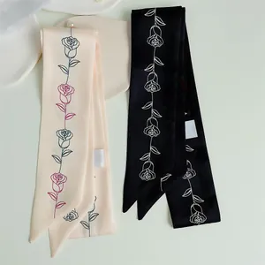 Detail van florale zijden twilly sjaals met rozenpatronen en elegante diagonale punten