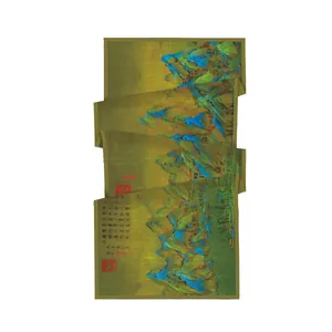 Gros plan détaillé d'une écharpe en soie avec peinture de paysage chinois bleu et vert