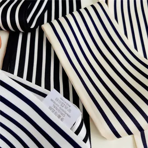 Macrodetail van de 100 % polyester zijdeachtig aanvoelende stof en het waslabel op de sjaal