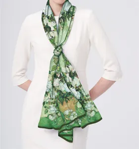 Gros plan d'un foulard en soie artistique à imprimé floral Van Gogh noué sur le cou