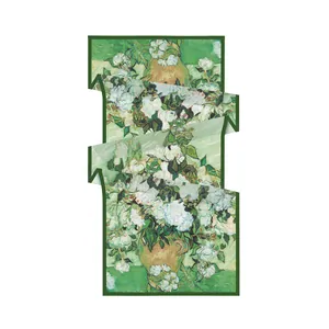 Vue détaillée de la peinture de Van Gogh sur foulard en soie long avec bordures vertes