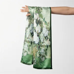 Détail de la texture de l'écharpe en soie Van Gogh verte avec des bords ourlés de qualité