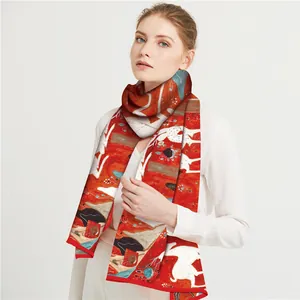 Détail d'une longue écharpe en soie rouge chinoise aux motifs de grues traditionnelles
