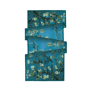 Détail d'une écharpe longue double face bleue avec imprimé peinture Van Gogh amandier en fleurs