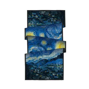 Détail d'une écharpe artistique avec imprimé La Nuit Étoilée et bordure noire fine