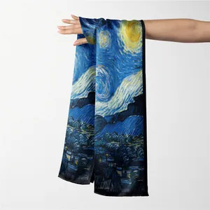 Détail de la texture d'une écharpe en soie imprimée La Nuit étoilée de Van Gogh