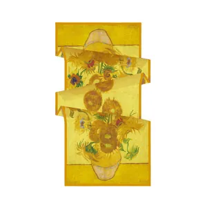 Détail d'une écharpe en soie jaune avec imprimé tournesols et bords roulés fins