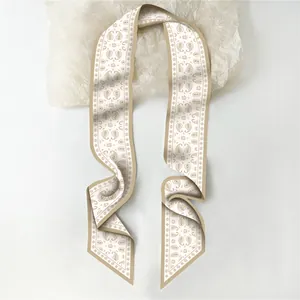 Detail van paisley-patroon op beige zijden sjaal met een luxe satijnen glans