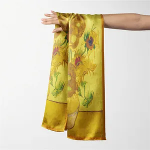 Vue détaillée du foulard en soie tournesol jaune avec couture fine et texture brillante
