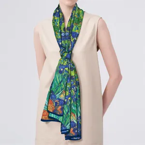 Détail du motif Iris de Van Gogh sur une longue écharpe en soie avec bordure bleue