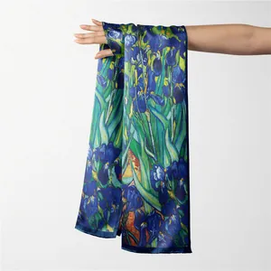Détail de la texture d'un foulard en soie aux motifs de l'Iris de Van Gogh en bleu