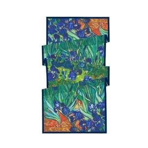 Détail d'un foulard en soie avec l'imprimé du tableau Iris de Van Gogh et bords bleus