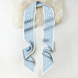 Detail van lichtblauwe twilly sjaal met paisley patroon en geometrische randen