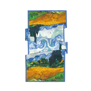 Détail macro du foulard en soie avec imprimé de peinture à l'huile de tournesols