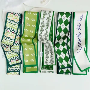 Detail van vijf groene satijnen skinny sjaals met bloemen- en geometrische patronen