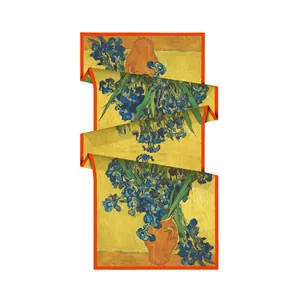 Vue détaillée du motif Iris de Van Gogh sur foulard en soie jaune avec bords orange chic