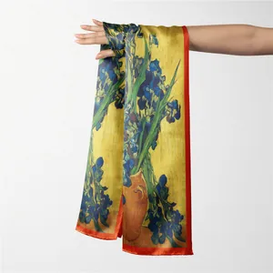 Détail d'une écharpe en soie avec imprimé iris jaune et bordure en satin élégante