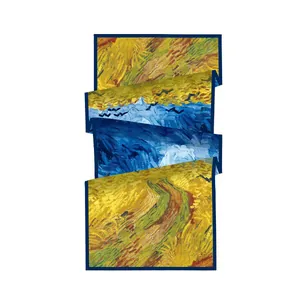 Détail de foulard en soie avec motif artistique inspiré par Van Gogh et champ de blé