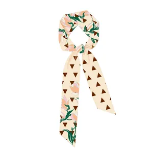 Detailopname van Dunhuang stijl zijden sjaal met roze bloemen en zachte textuur