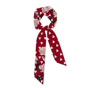 Detail van bordeauxrode twilly sjaal met bloemenpatronen en kleine geometrische driehoeken