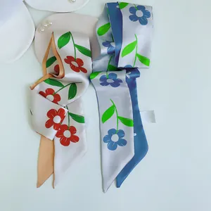 Detail van een zijden sjaal met bloemen op een keramische schaal met parelaccenten