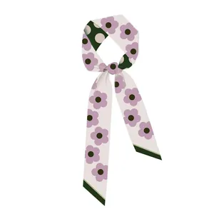 Detail van lavendelkleurig bloemen Twilly lint met donkergroene rand op witte achtergrond