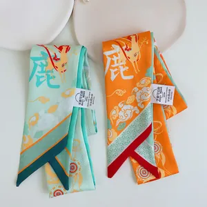 Detailopname van mintgroene polyester zijden twilly met klassiek hertpatroon op stof