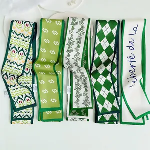 Vijf elegante groene zijden Twilly sjaals met geometrische en florale patronen in detail