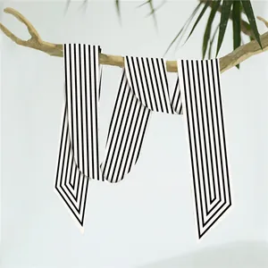 Klassiek zwart-wit gestreept zijden twilly lint gedrapeerd op een takje