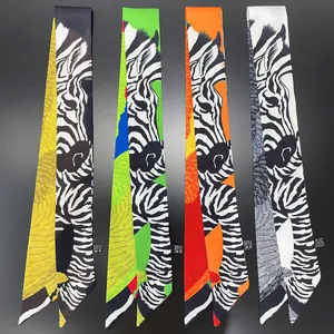 Smalle polyester zijden sjaal met zebra- en veerprint verkrijgbaar in vier kleurvariaties