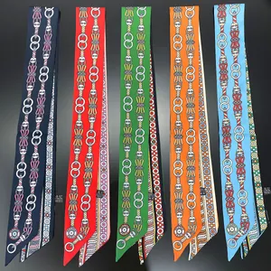 Set van vijf elegante zijden sjaals in diverse kleuren met retro kettingpatroonprints