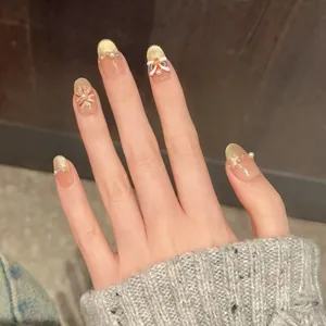 Unghie finte fatte a mano con glitter dorati, perle bianche e motivo del leone cinese