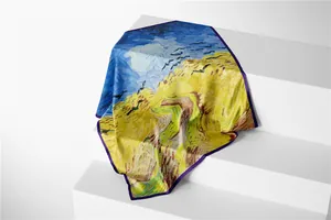 Vue macro de l'imprimé Van Gogh Champ de blé aux corbeaux sur foulard en satin